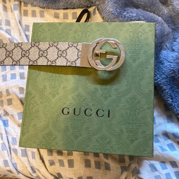 Brand new Gucci x Supreme reversible belt, worn once and need the money - Picture 2 of 4